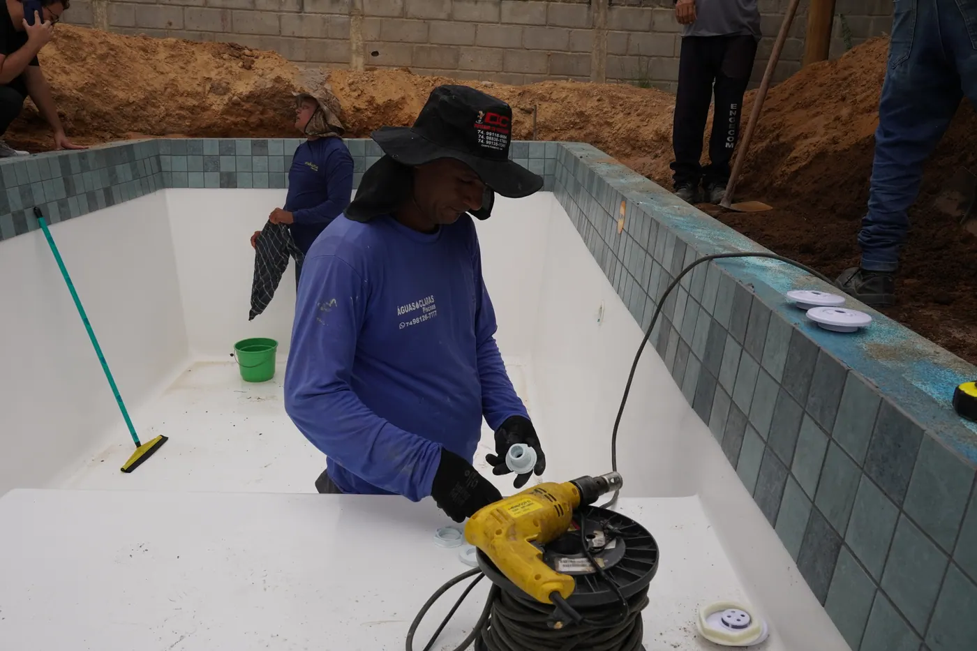 Profissional fazendo o acabamento interno da piscina antes de encher