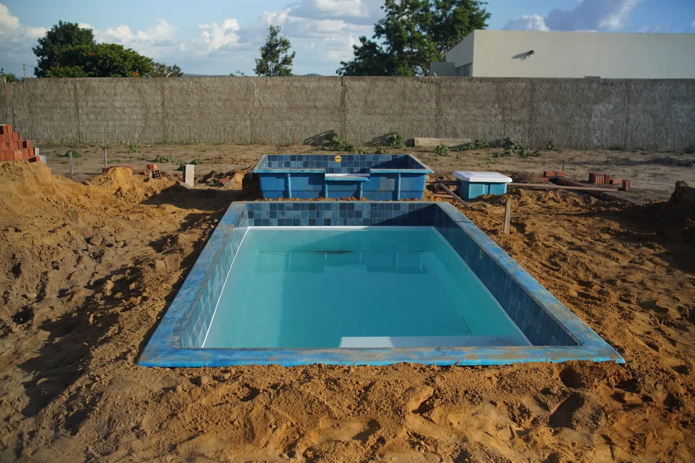 A mesma piscina instalada e cheia, no lugar da escavação