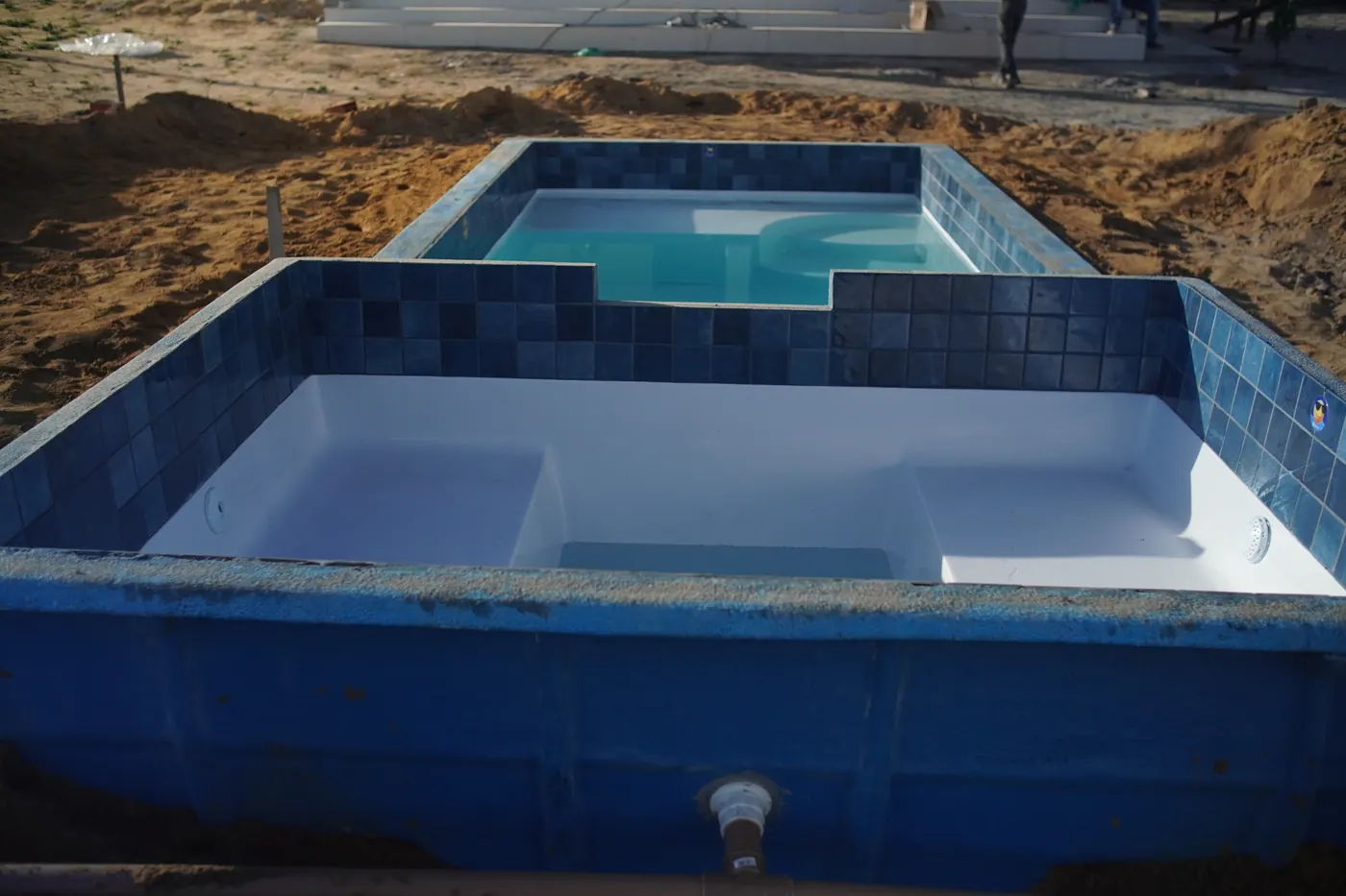 Detalhe da prainha e da borda em pastilha da piscina instalada