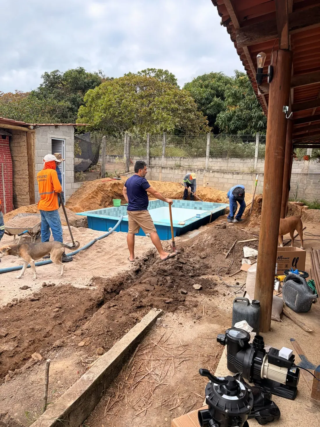 Equipe da Águas Claras Piscinas executando a instalação de uma piscina de fibra