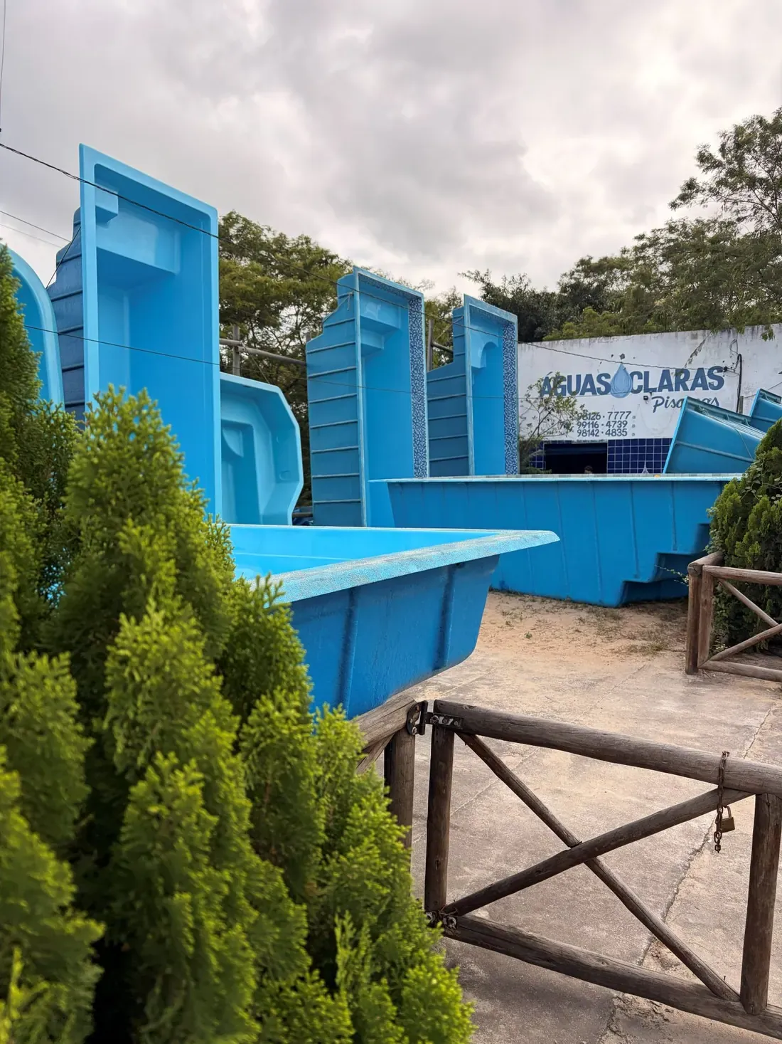 Pátio da loja Águas Claras Piscinas, em Senhor do Bonfim, com modelos expostos